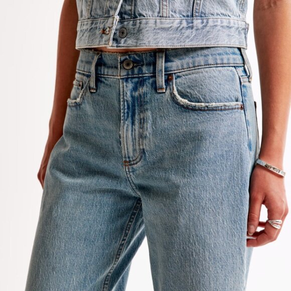 Abercrombie Low-Rise Baggy Jeans - Light Wash - Picture 3 of 7